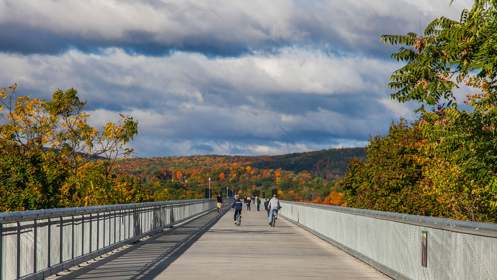 Button showing the Walkway Over the Hudson.  Links to the Walkway Over the Hudson website.